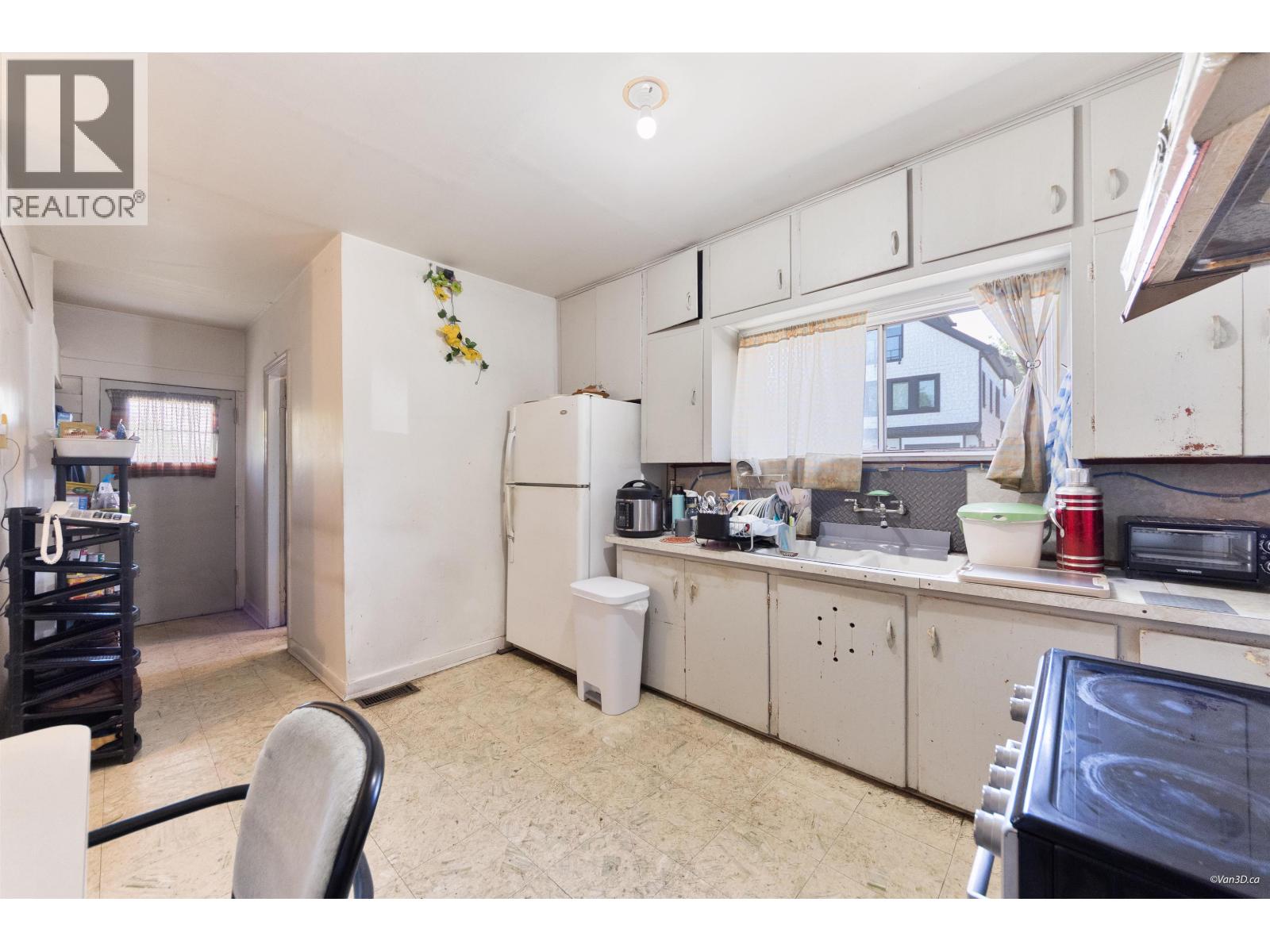 824 Semlin Drive Property Photo 8
