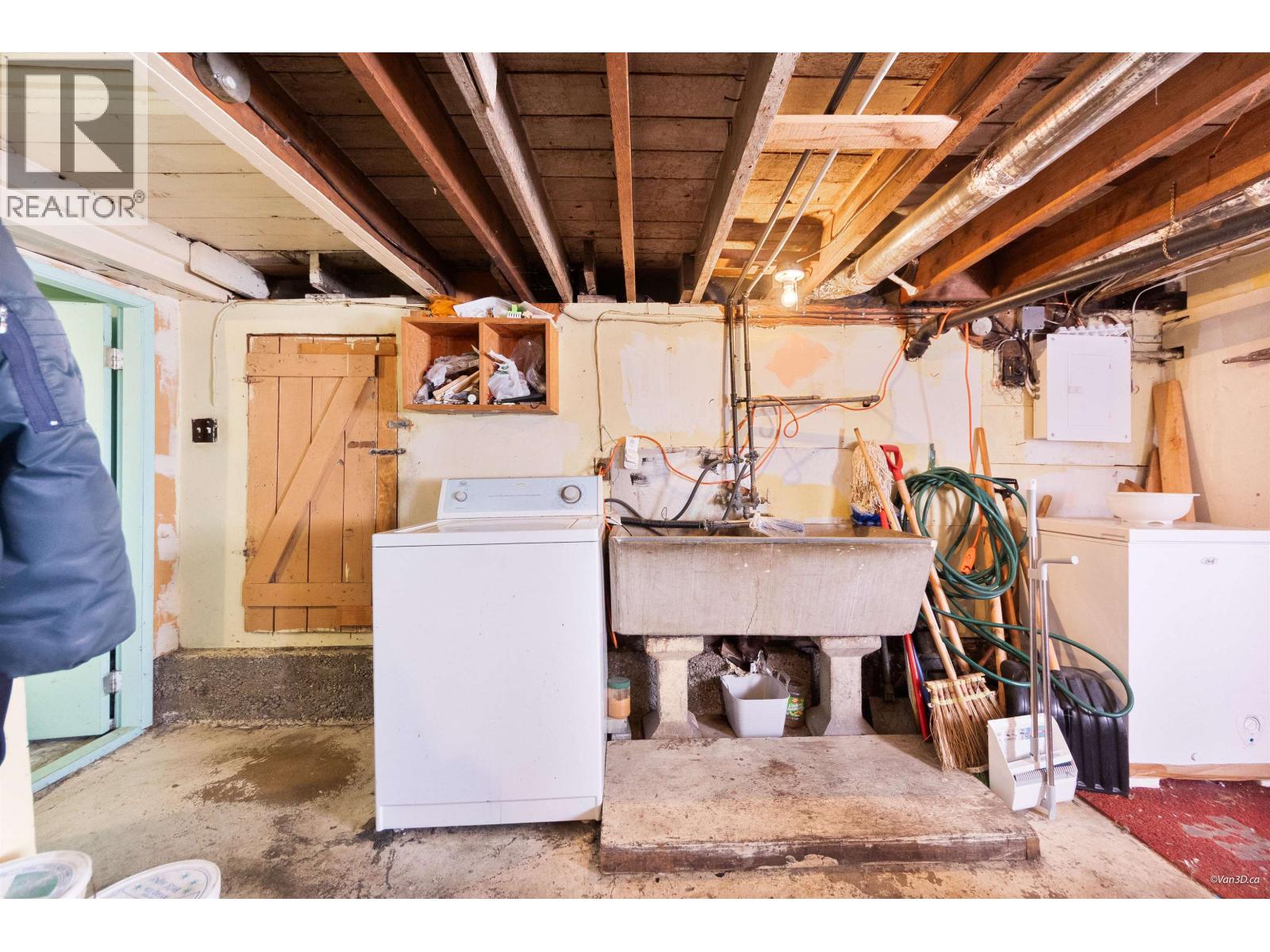 824 Semlin Drive Property Photo 16