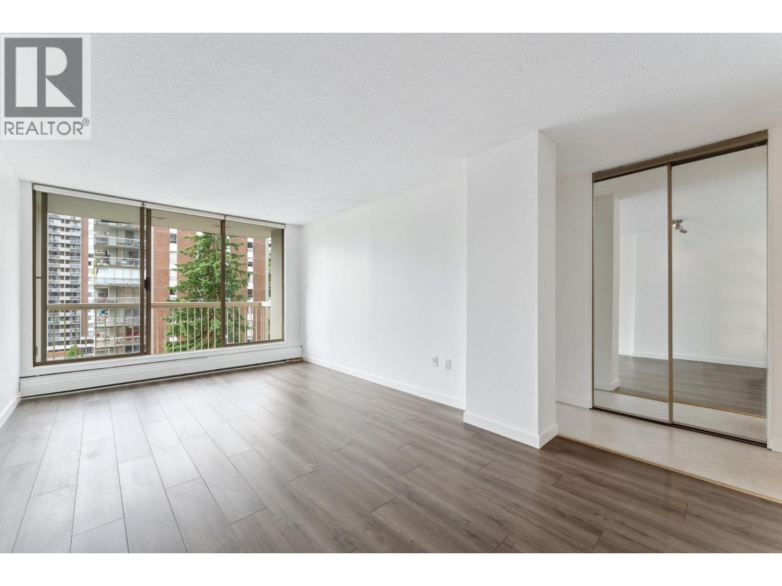 802 2008 Fullerton Avenue Property Photo 4