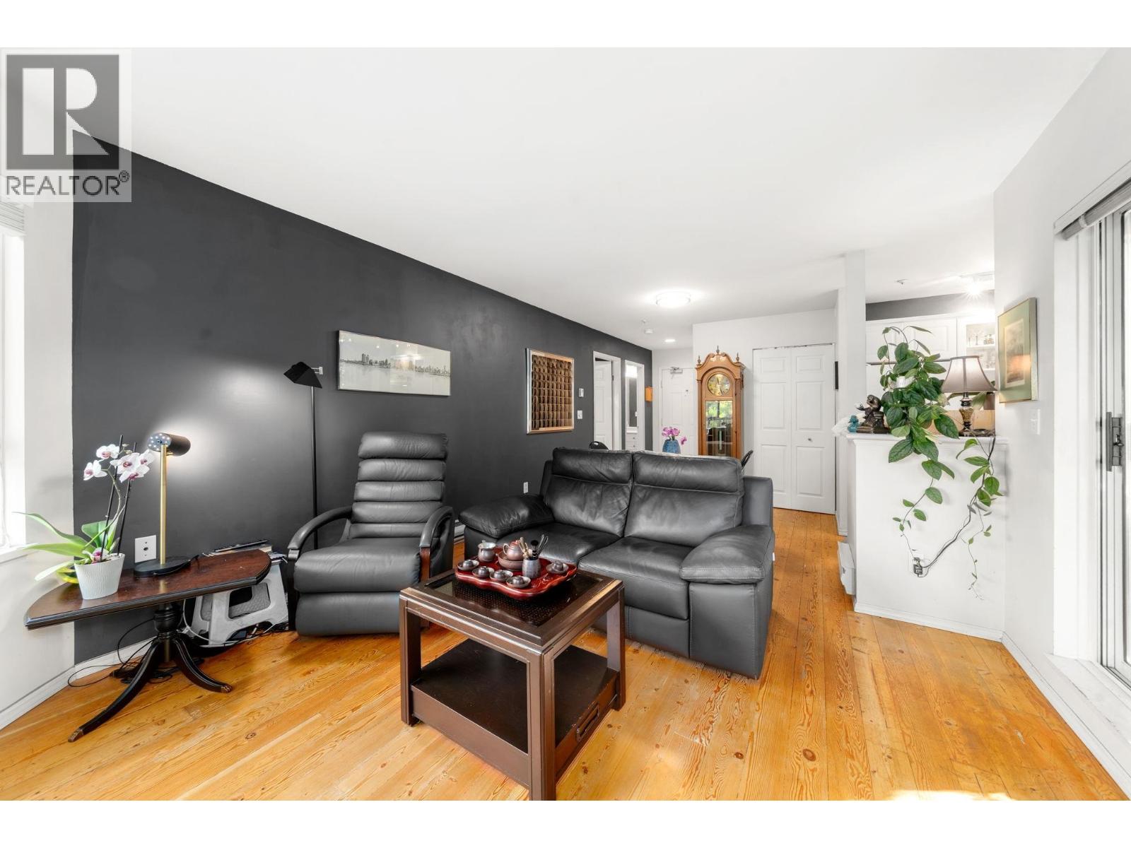115 128 W 8th Street Property Photo 4