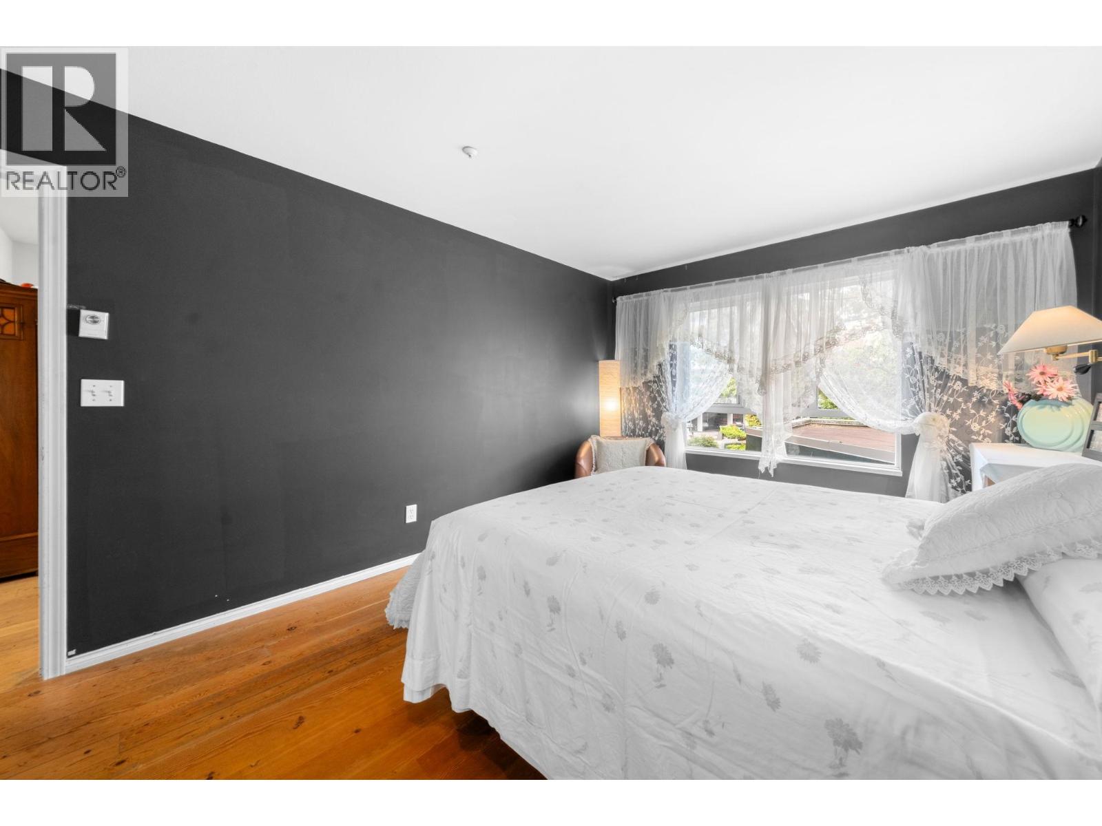 115 128 W 8th Street Property Photo 6