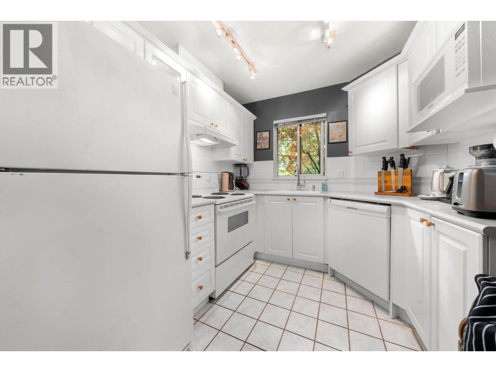 115 128 W 8th Street Property Photo 9