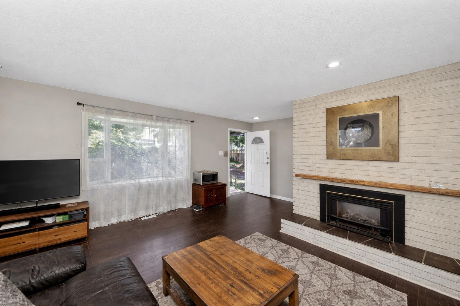 12564 25 Avenue Property Photo 4