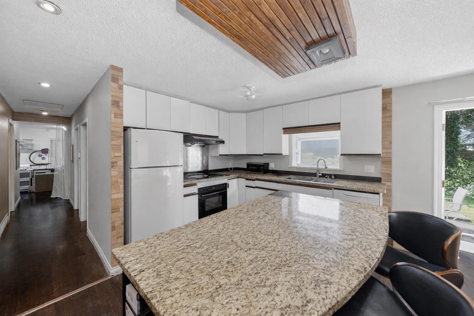 12564 25 Avenue Property Photo 6