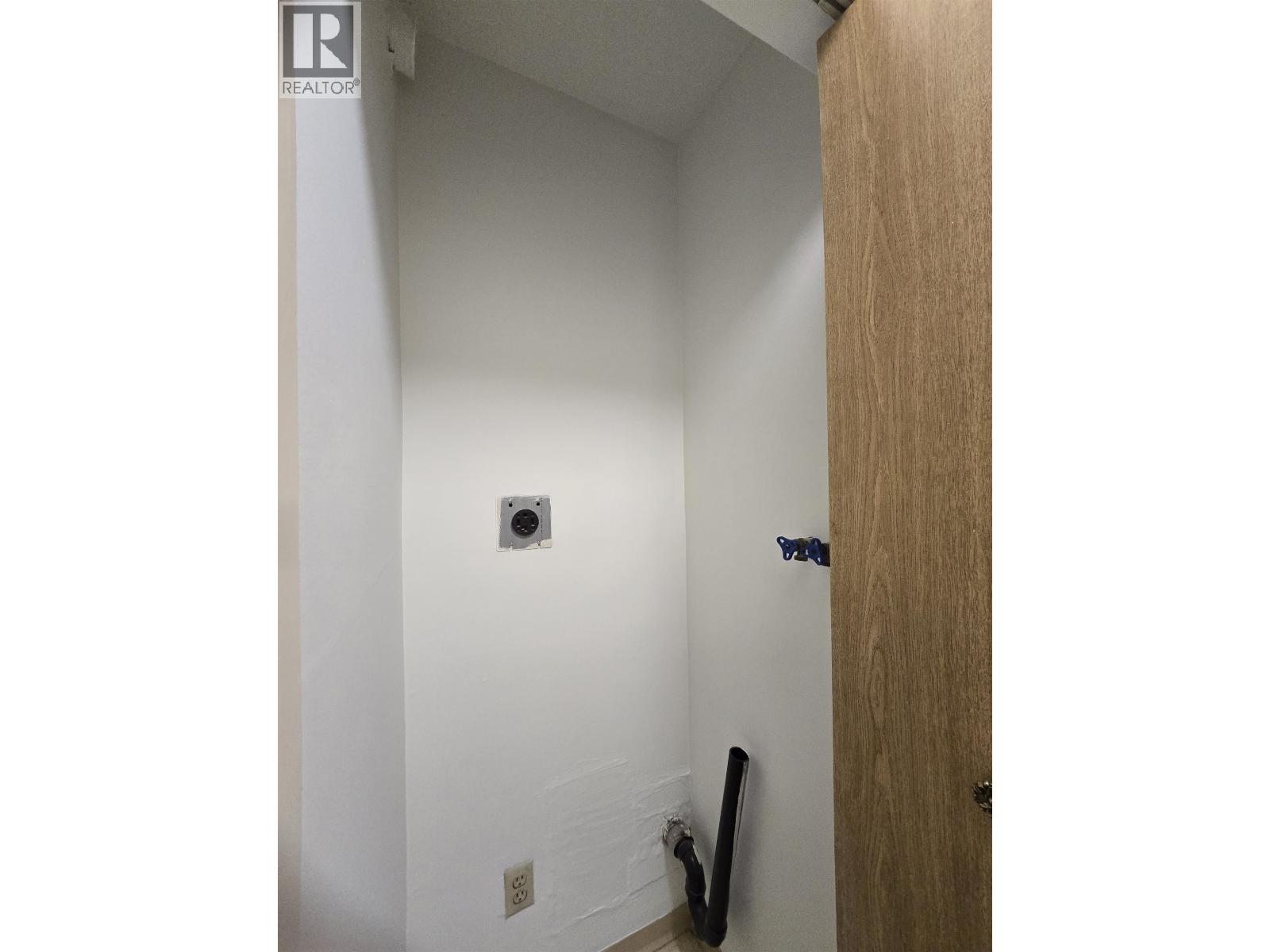 216 8400 Ackroyd Road Property Photo 10