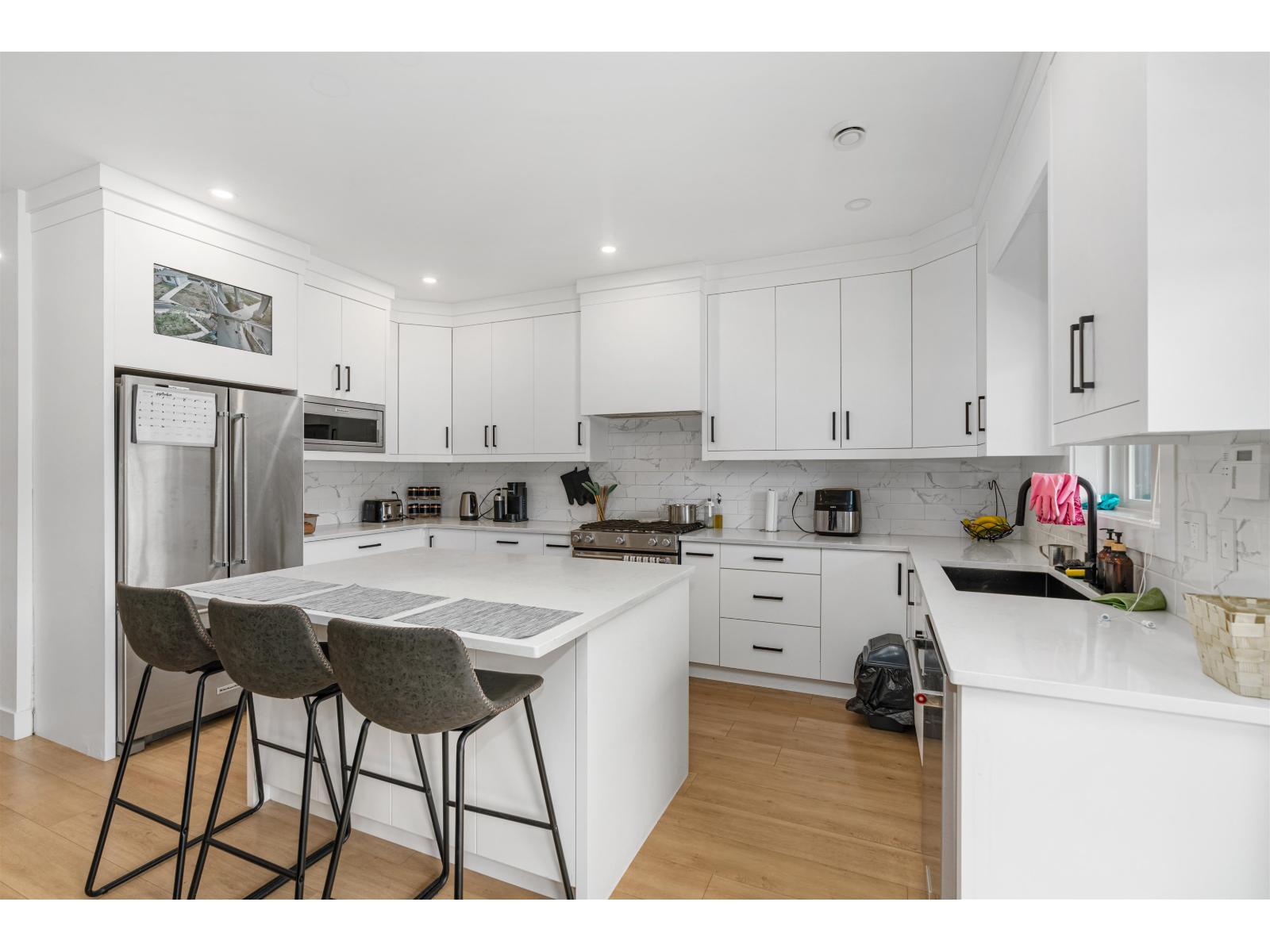 18470 64 Avenue Property Photo 3