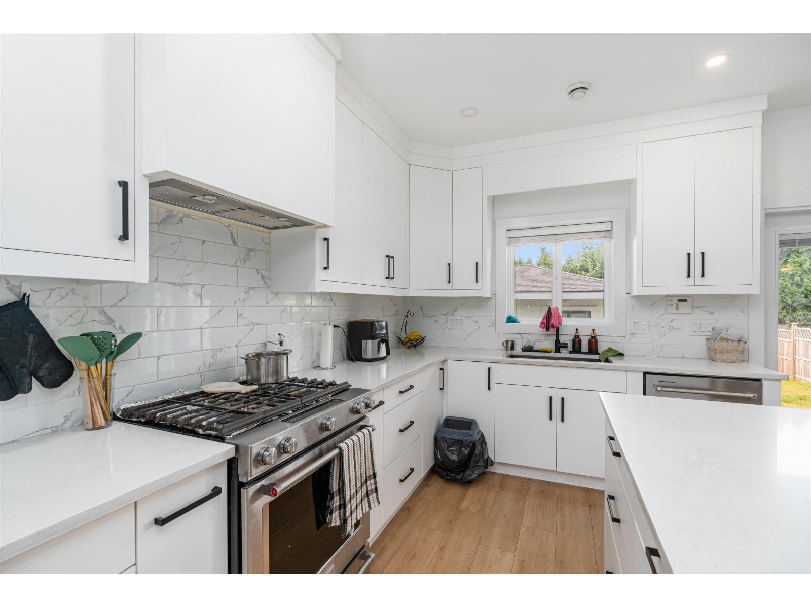 18470 64 Avenue Property Photo 5