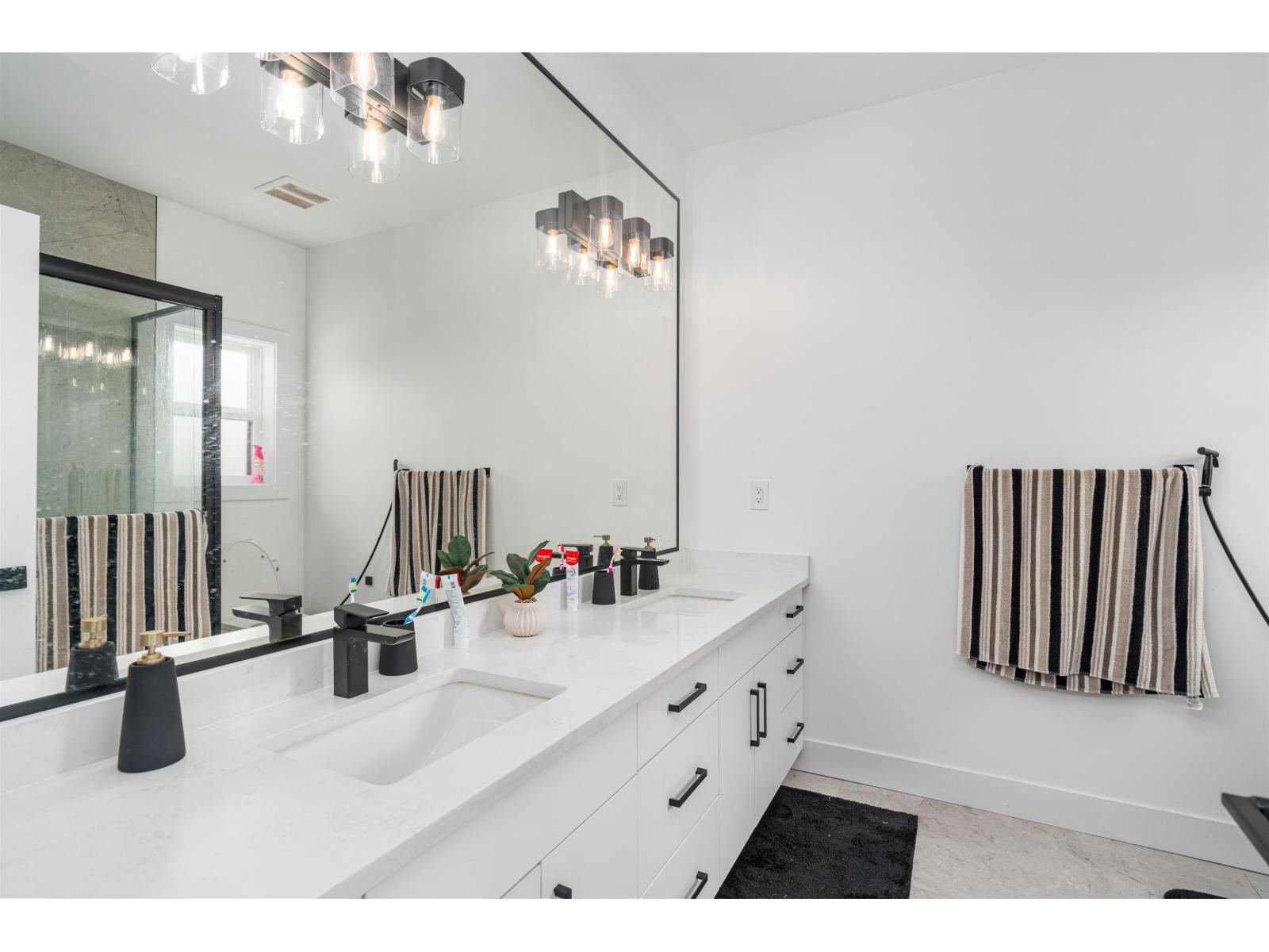 18470 64 Avenue Property Photo 10