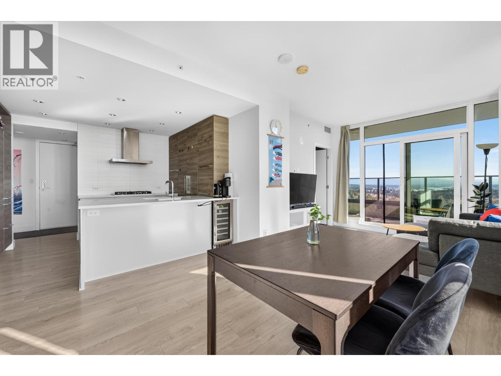 2807 7388 Kingsway Property Photo 4