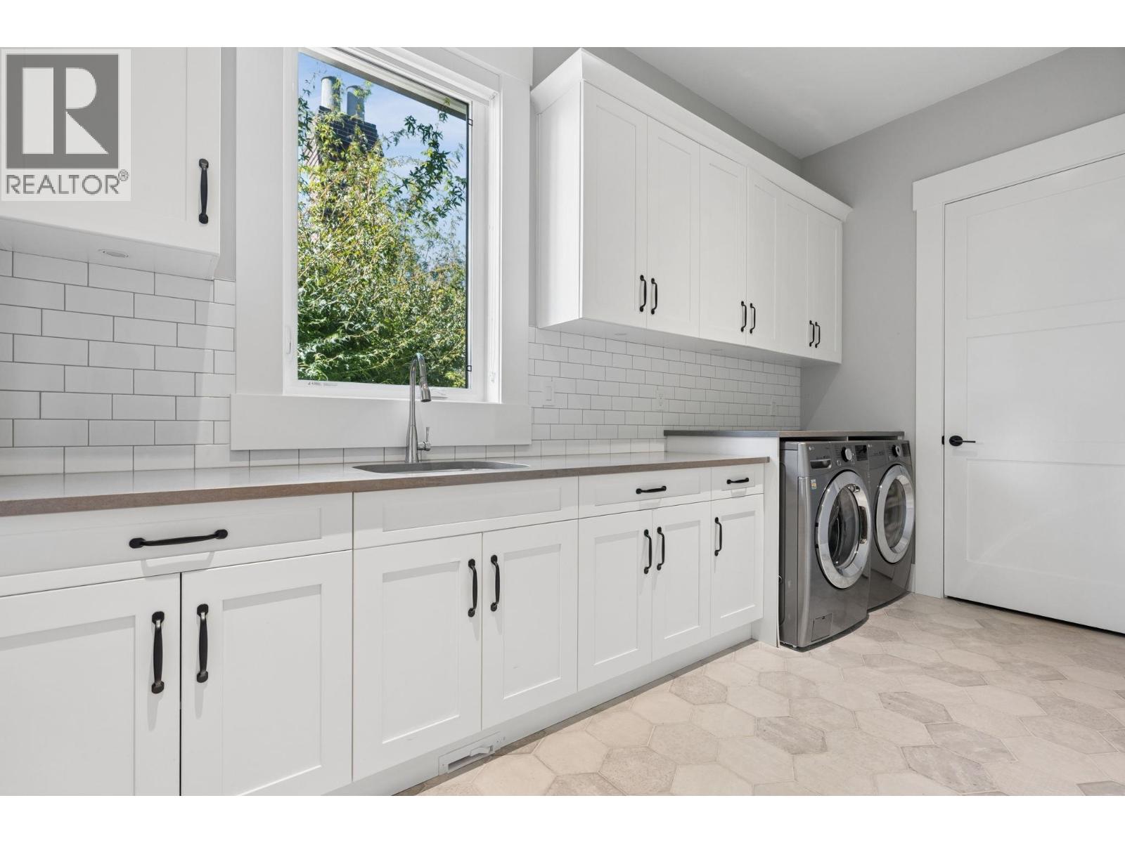 7628 Steveston Highway Property Photo 15