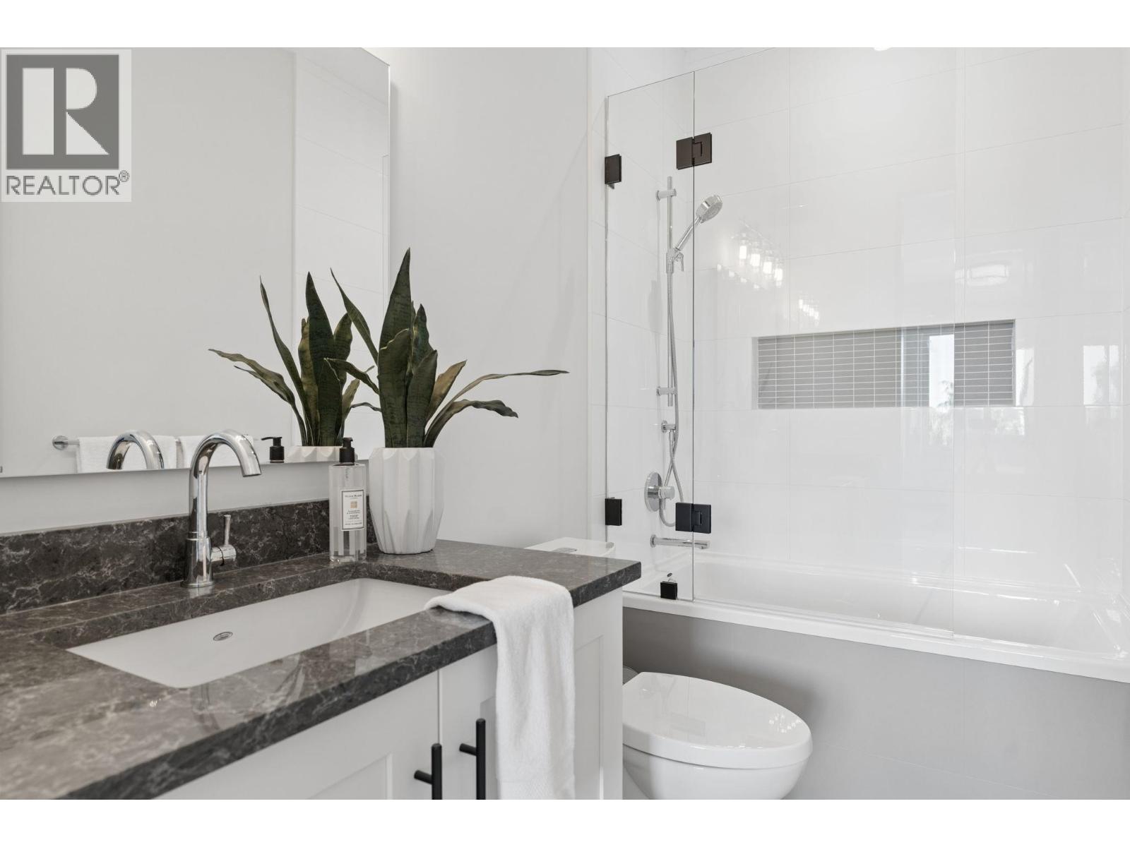 7628 Steveston Highway Property Photo 32