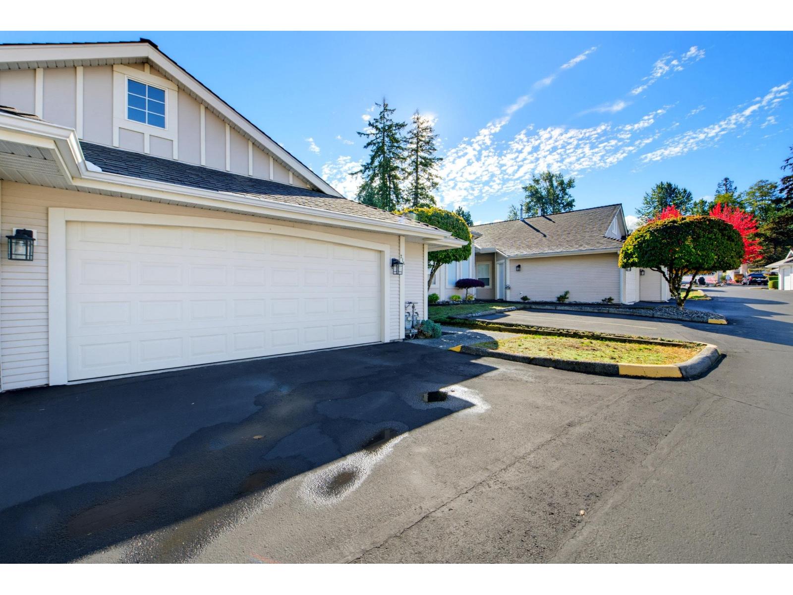 215 20655 88 Avenue Property Photo 3