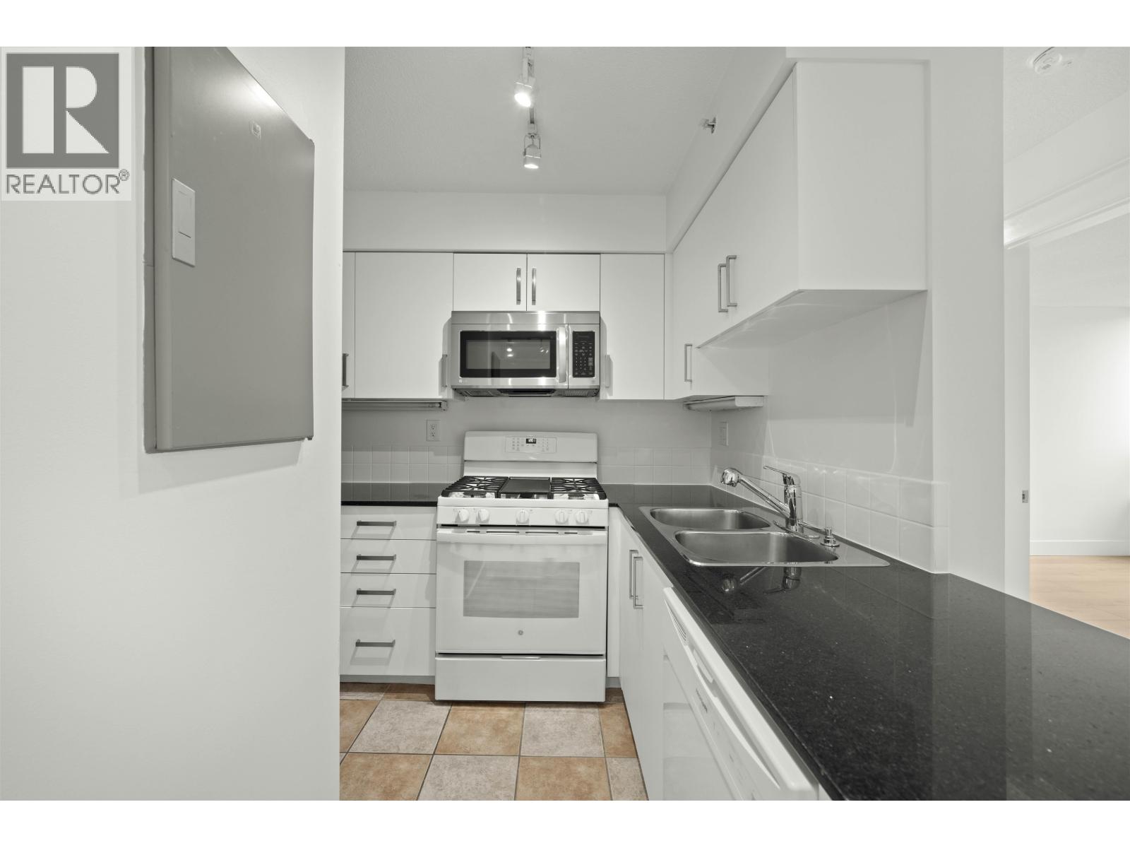 2501 63 Keefer Place Property Photo 4