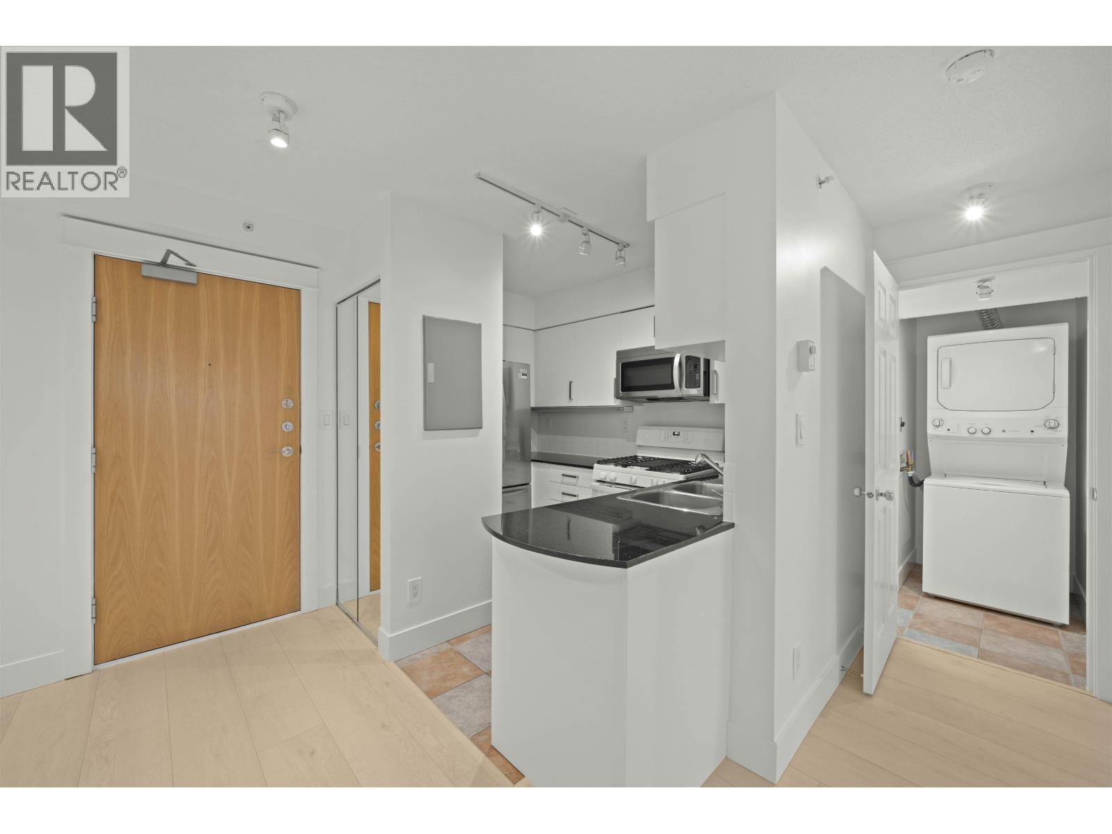 2501 63 Keefer Place Property Photo 5