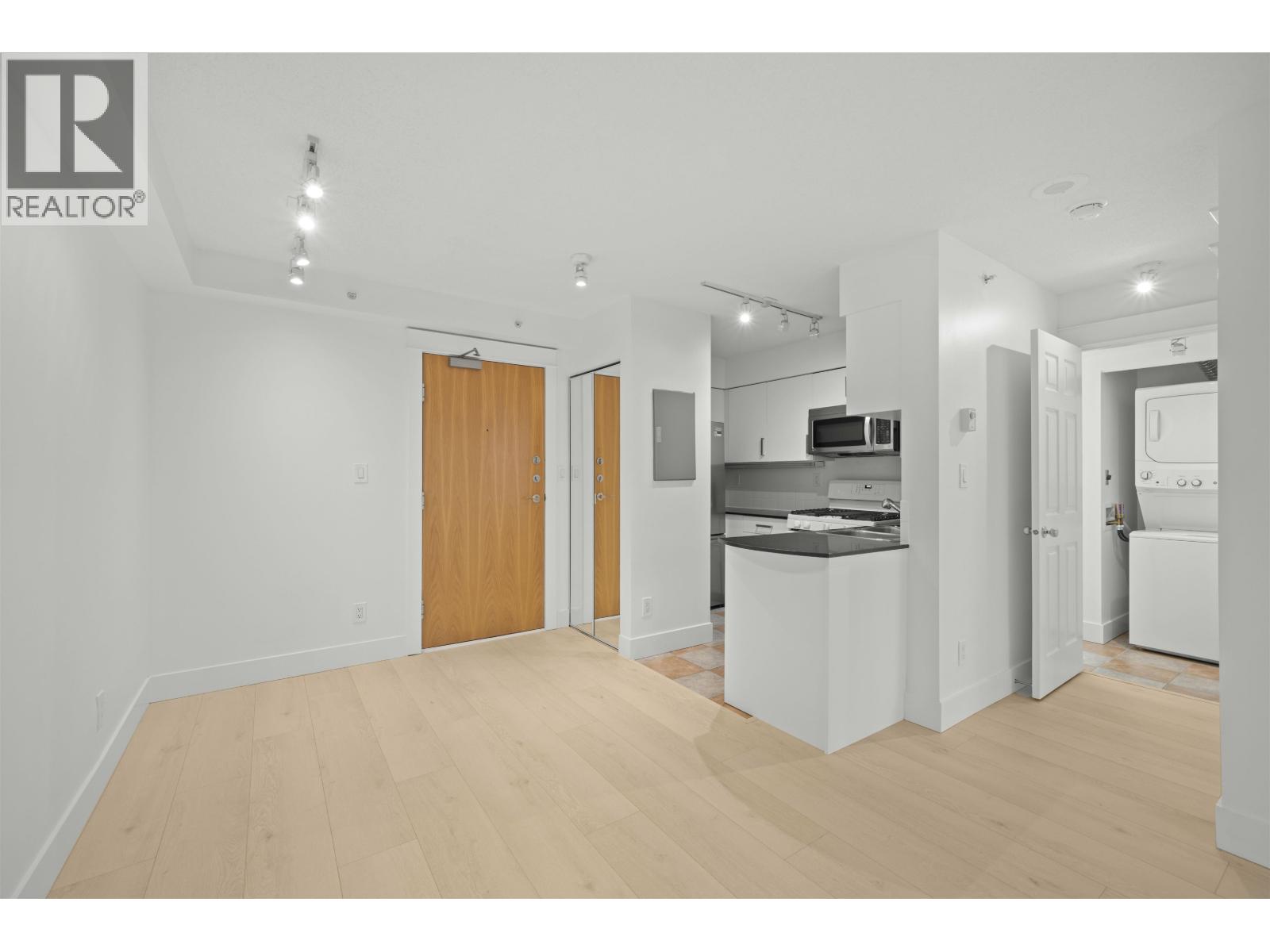2501 63 Keefer Place Property Photo 6