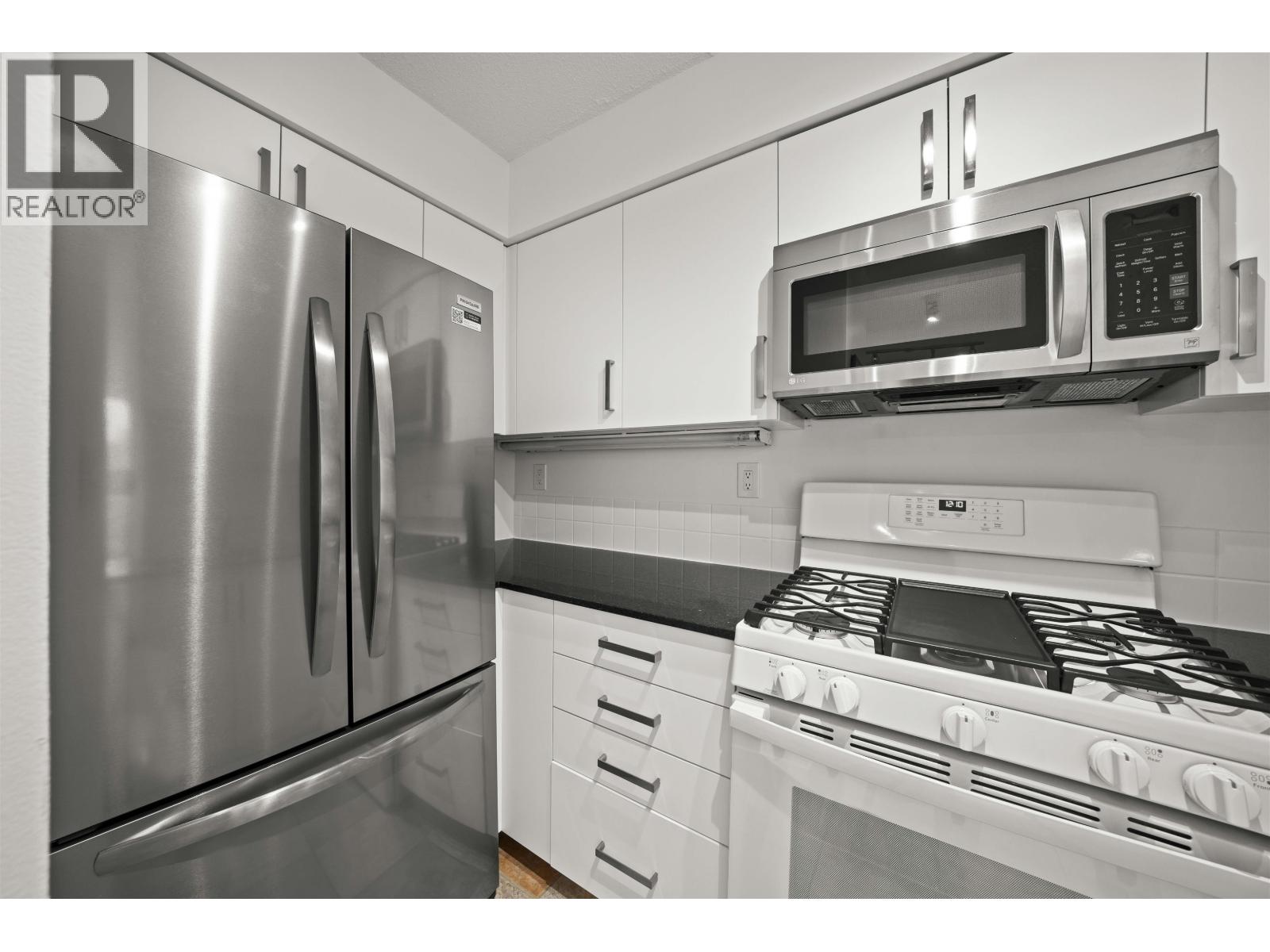 2501 63 Keefer Place Property Photo 8