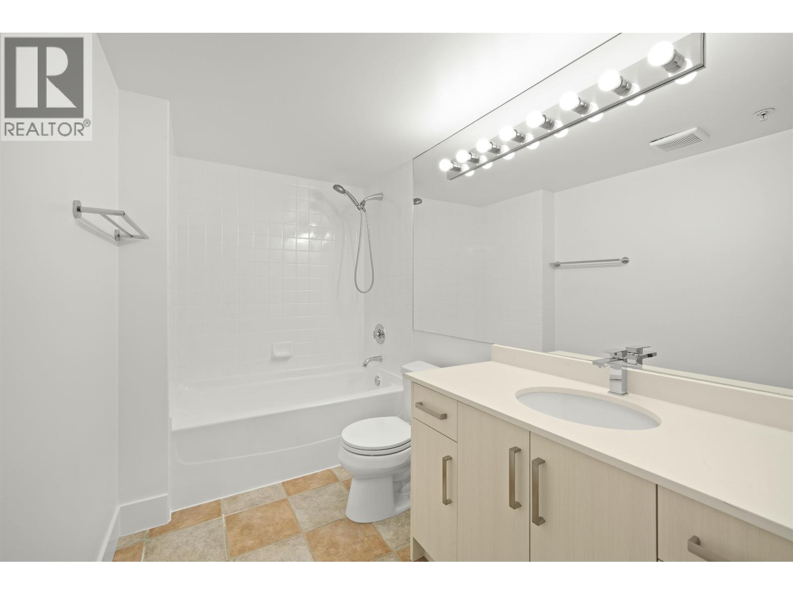 2501 63 Keefer Place Property Photo 11