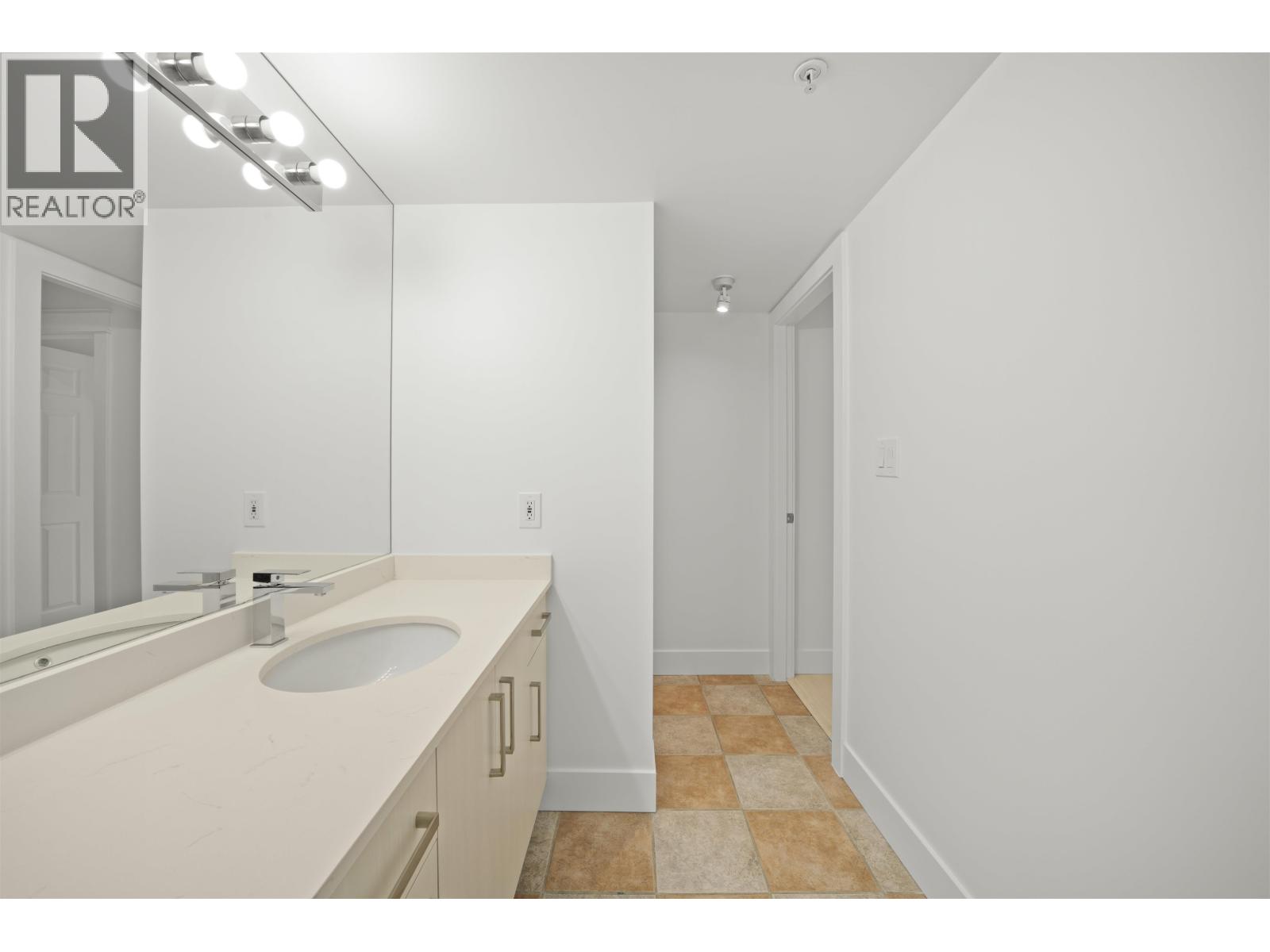2501 63 Keefer Place Property Photo 12