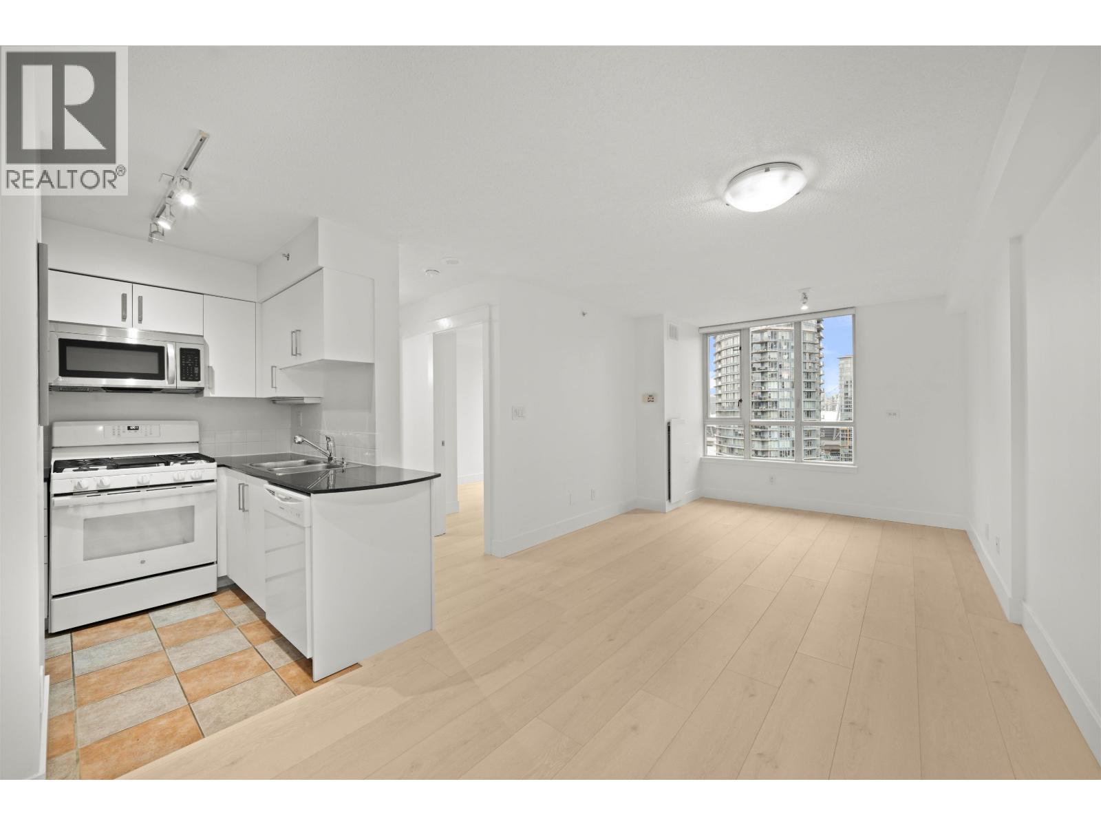 2501 63 Keefer Place Property Photo 18