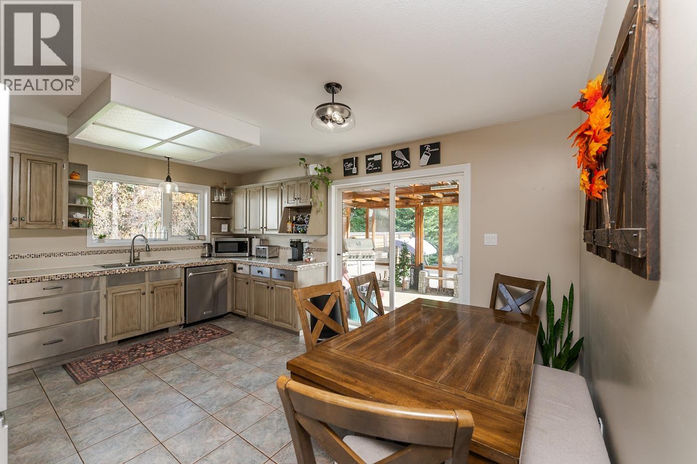6060 Springall Crescent Property Photo 16