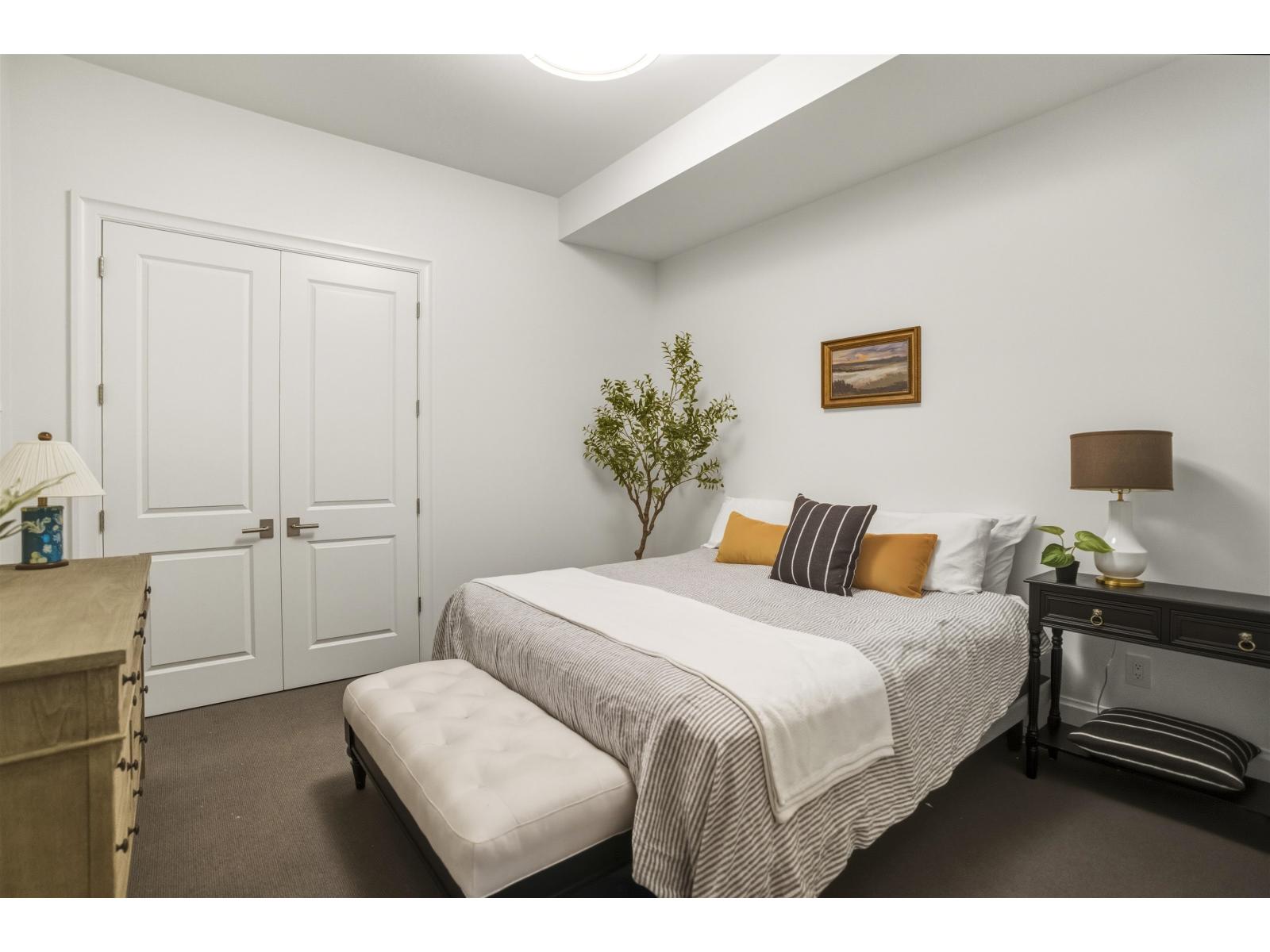 18238 20 Avenue Property Photo 33