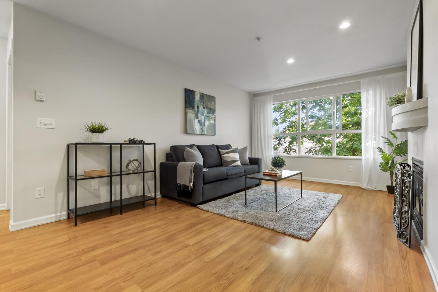 311 10188 155 Street Property Photo 4