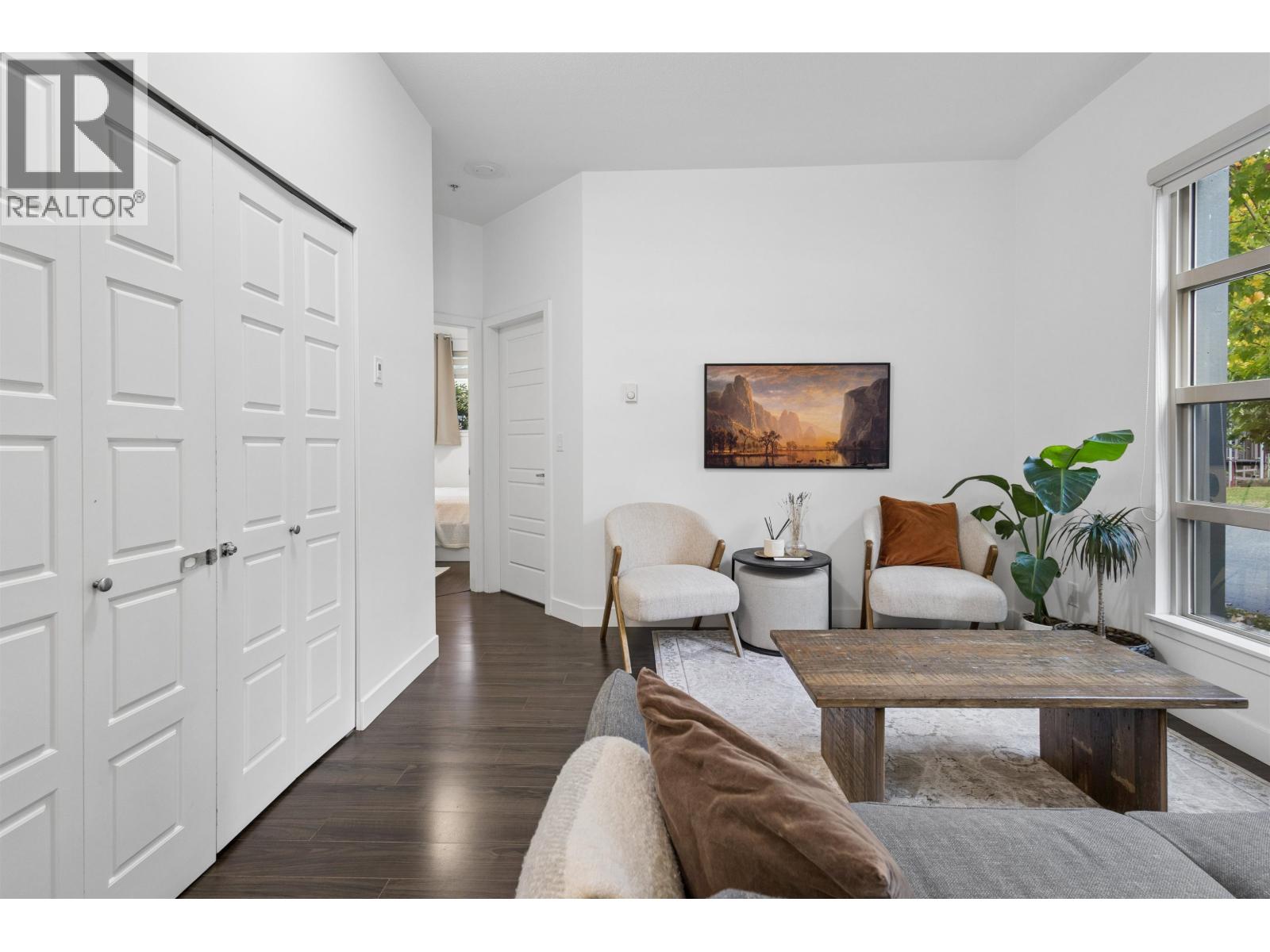 881 Salsbury Drive Property Photo 3