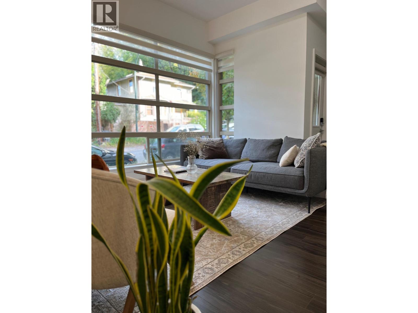 881 Salsbury Drive Property Photo 4