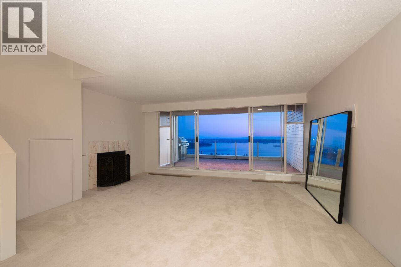 210 2274 Folkestone Way Property Photo 4