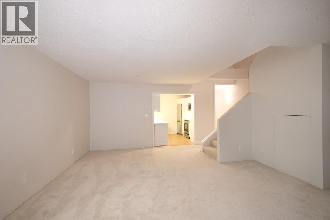 210 2274 Folkestone Way Property Photo 10