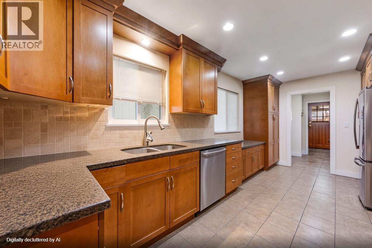 1542 Bond Street Property Photo 3