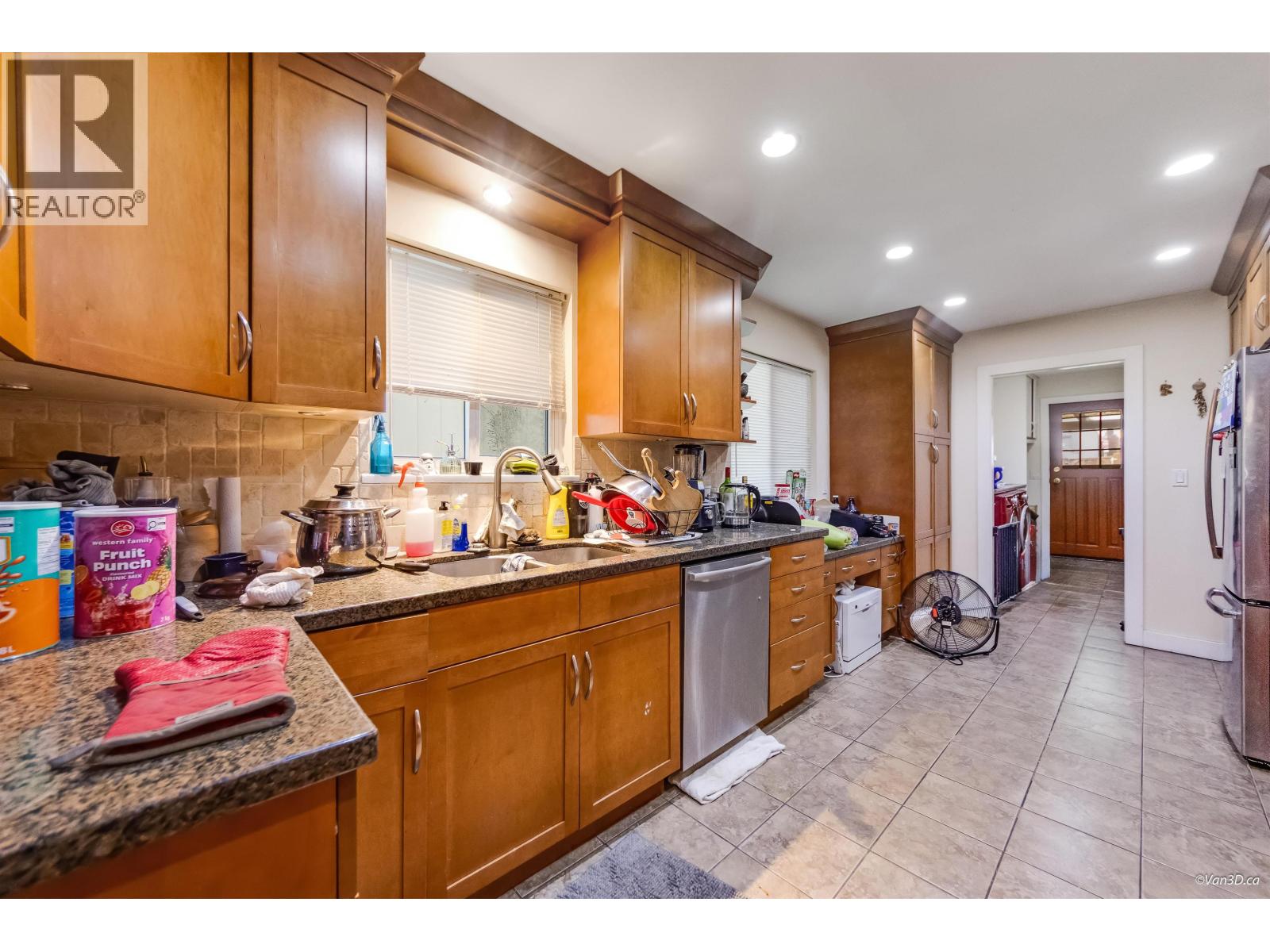 1542 Bond Street Property Photo 4