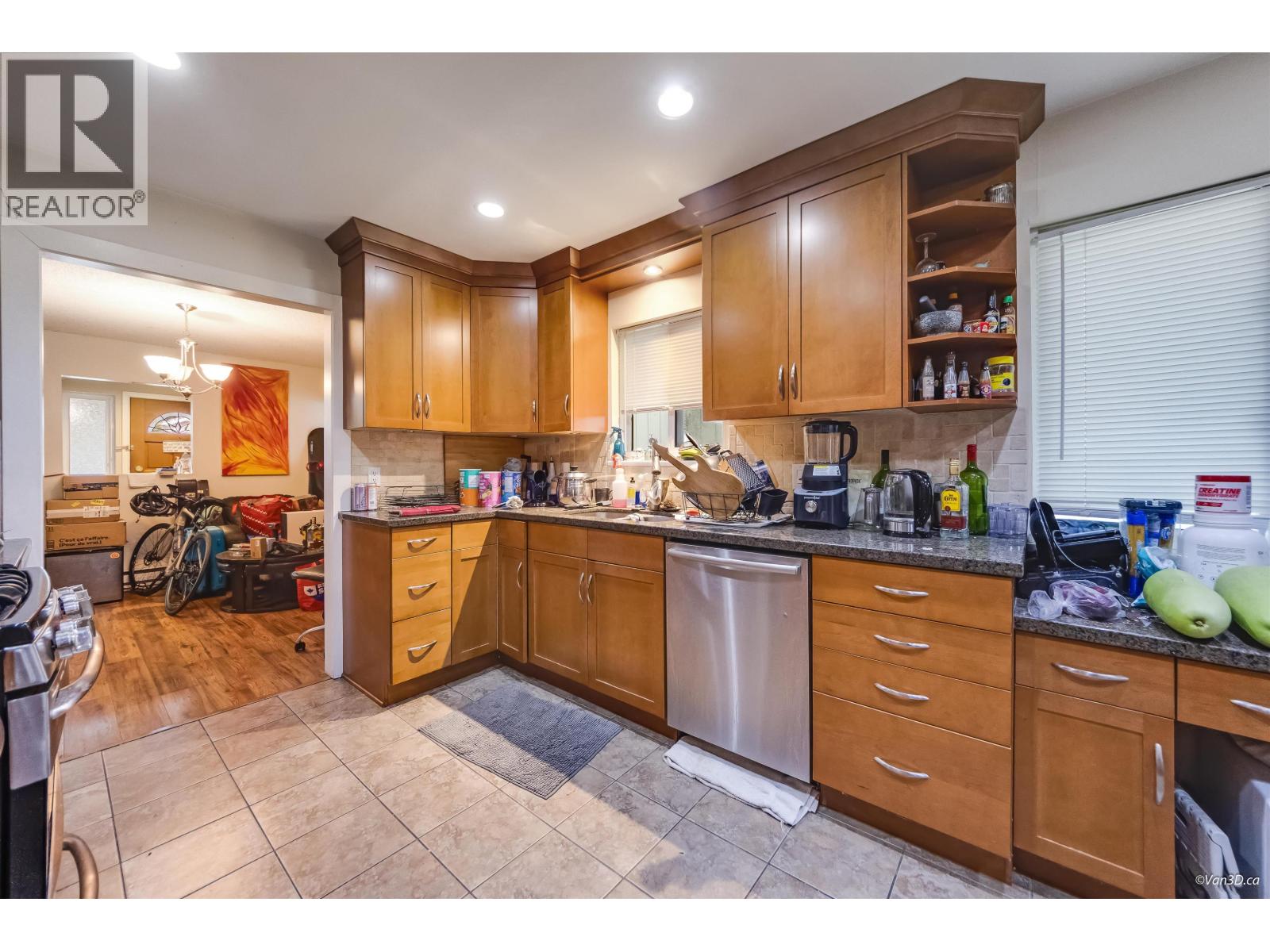 1542 Bond Street Property Photo 6