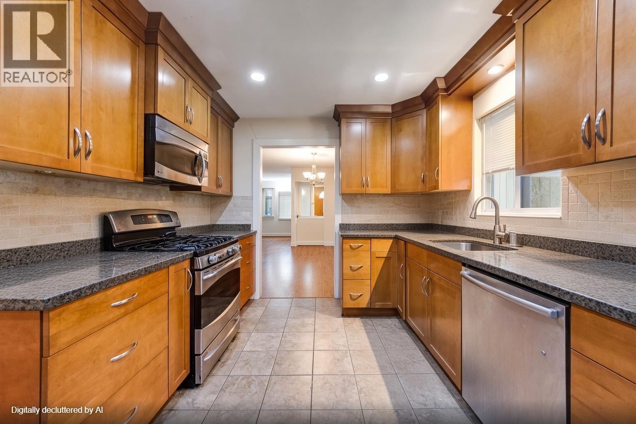 1542 Bond Street Property Photo 7