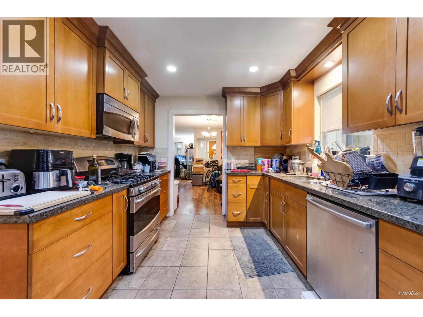 1542 Bond Street Property Photo 8