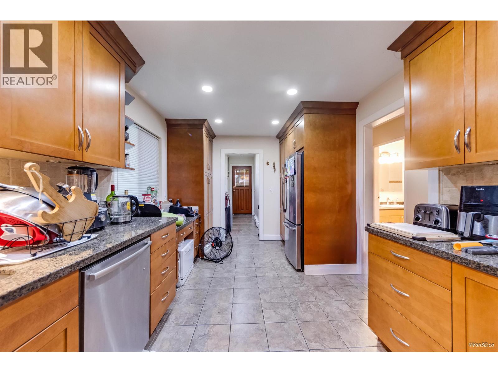 1542 Bond Street Property Photo 9