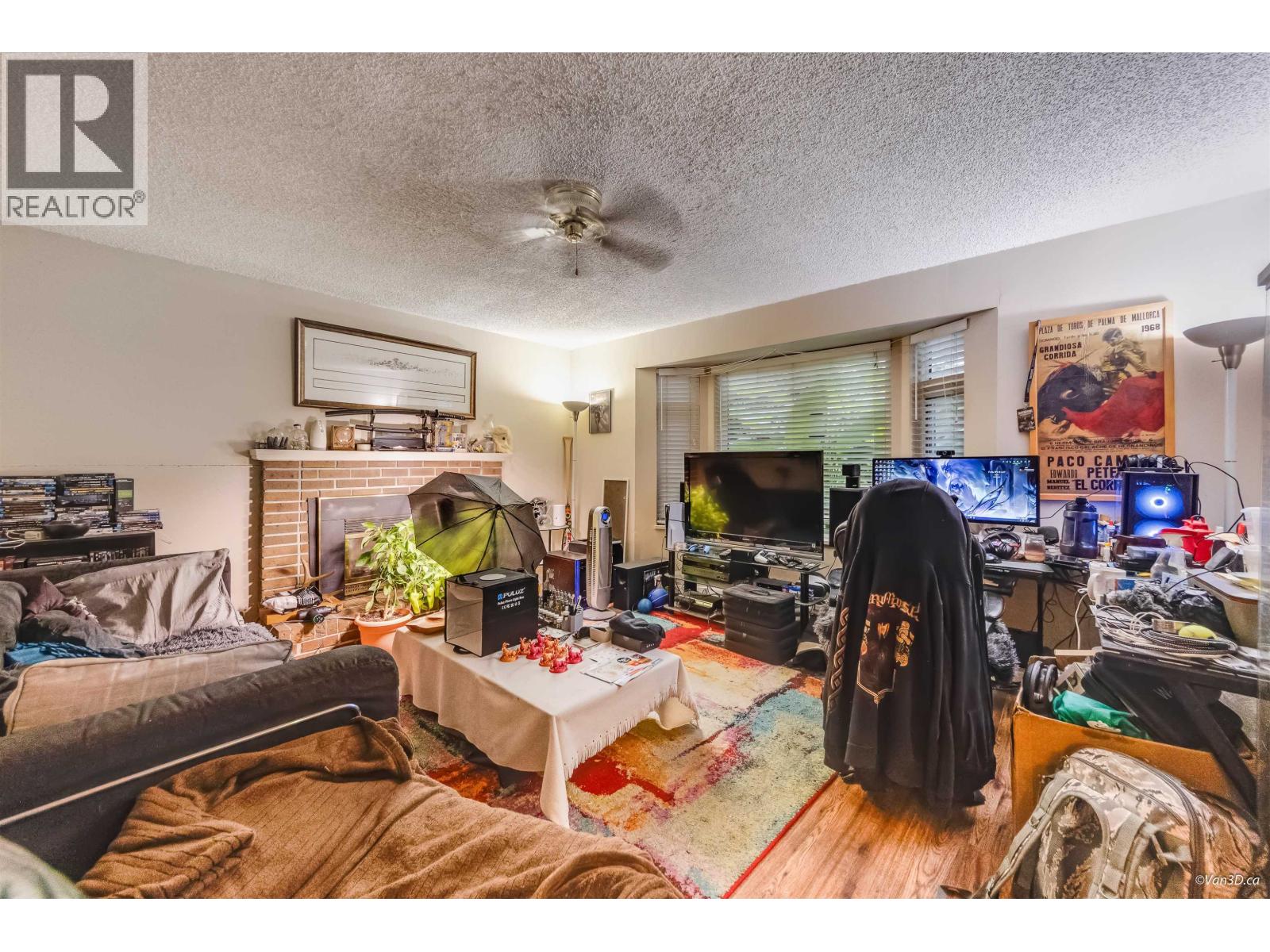 1542 Bond Street Property Photo 11