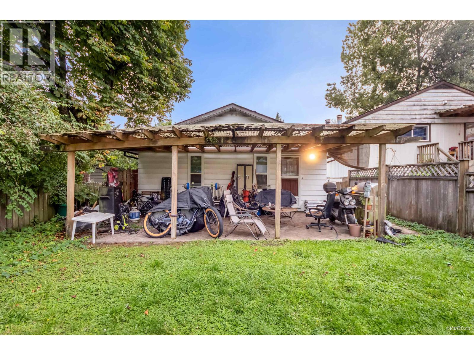 1542 Bond Street Property Photo 12