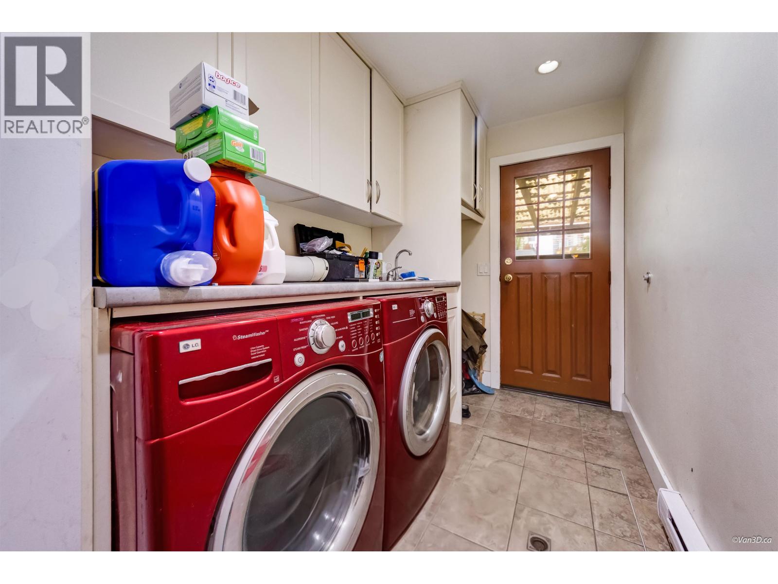 1542 Bond Street Property Photo 15
