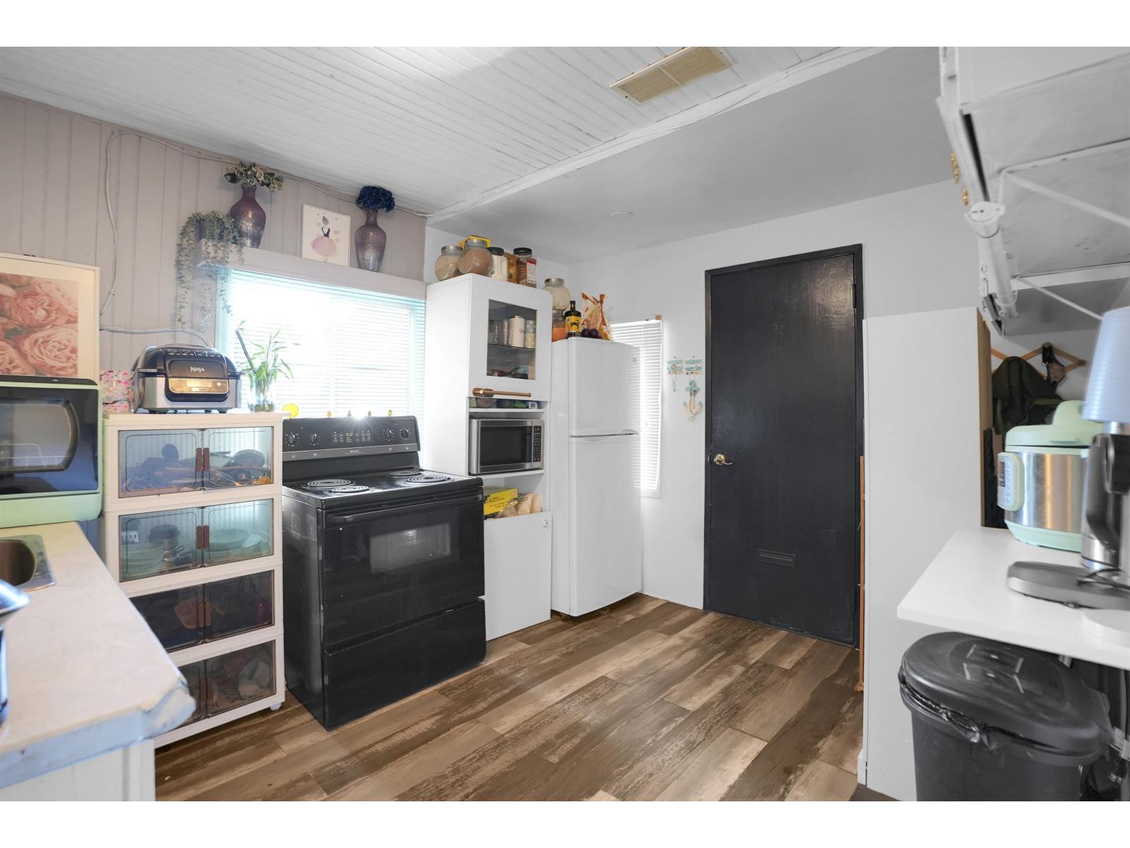 942 Lee Street Property Photo 3