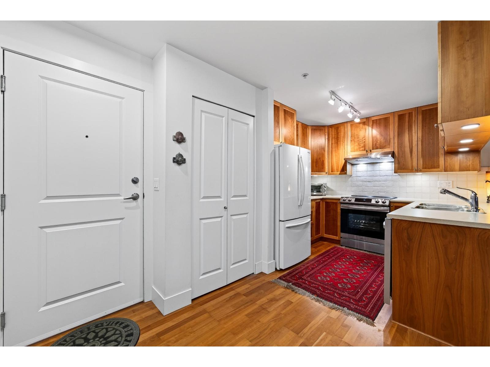 215 15392 16a Avenue Property Photo 2
