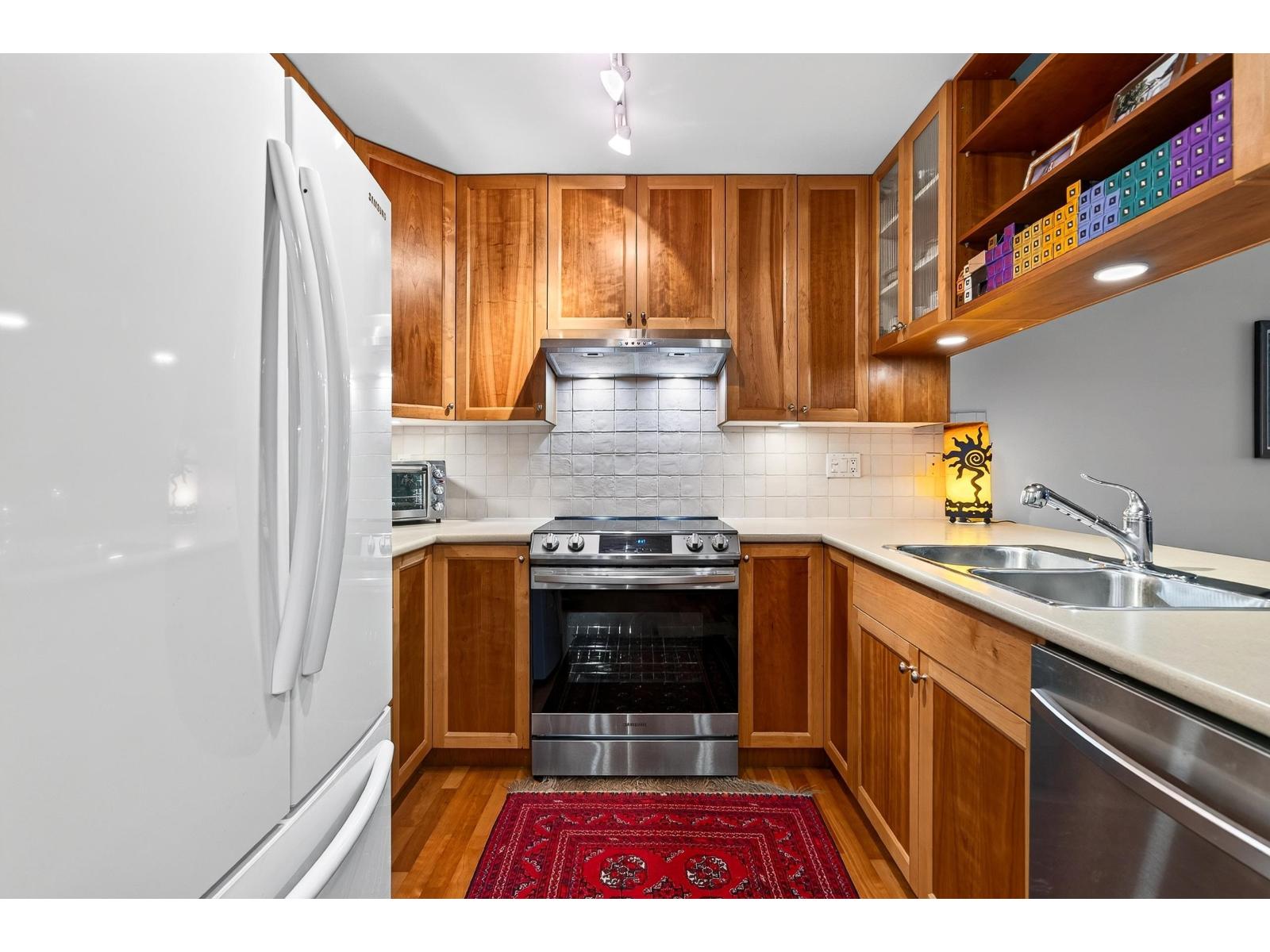 215 15392 16a Avenue Property Photo 3
