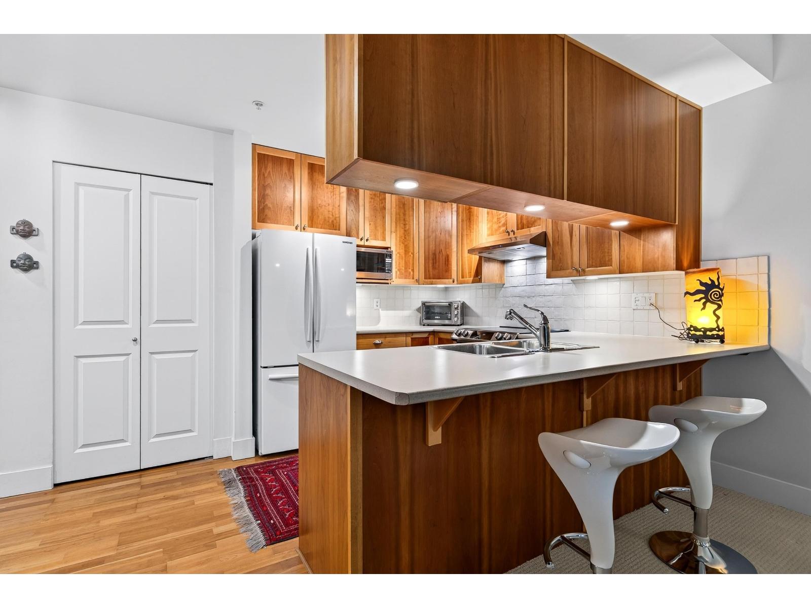 215 15392 16a Avenue Property Photo 5