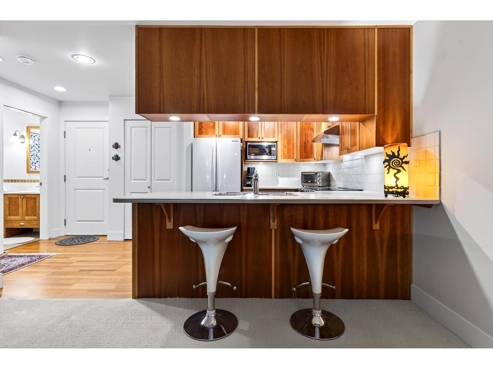 215 15392 16a Avenue Property Photo 6