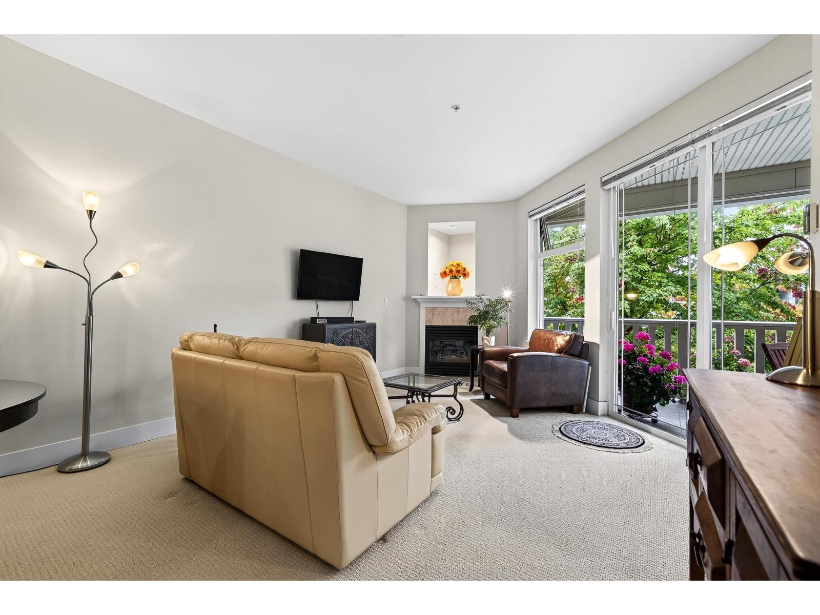 215 15392 16a Avenue Property Photo 8