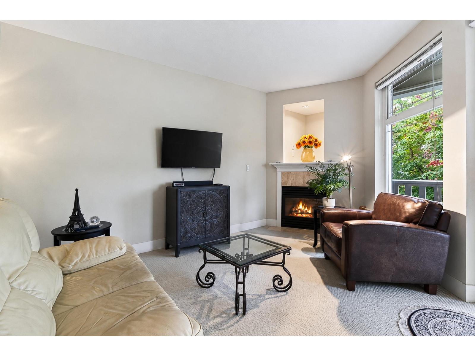 215 15392 16a Avenue Property Photo 9