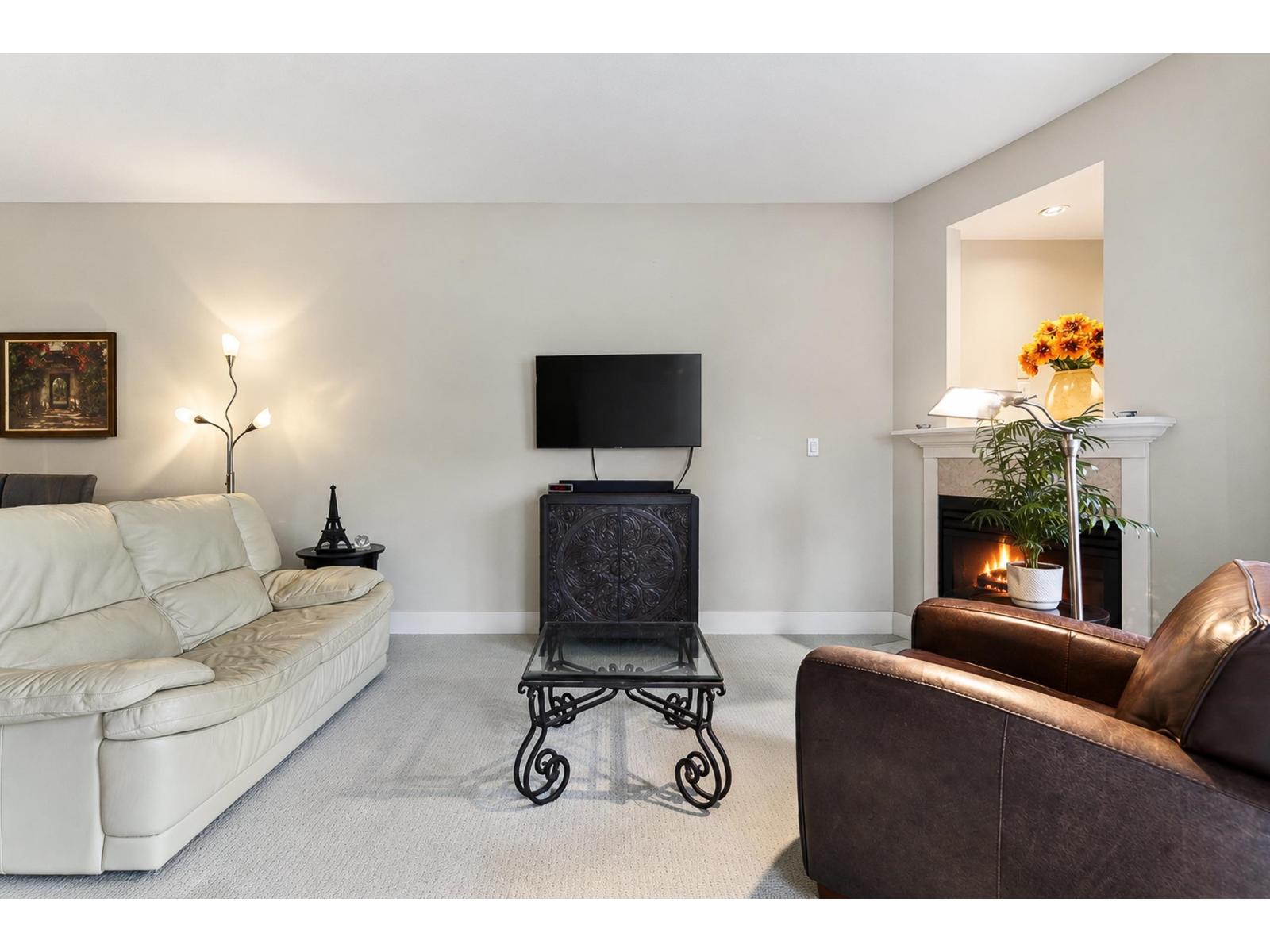 215 15392 16a Avenue Property Photo 10