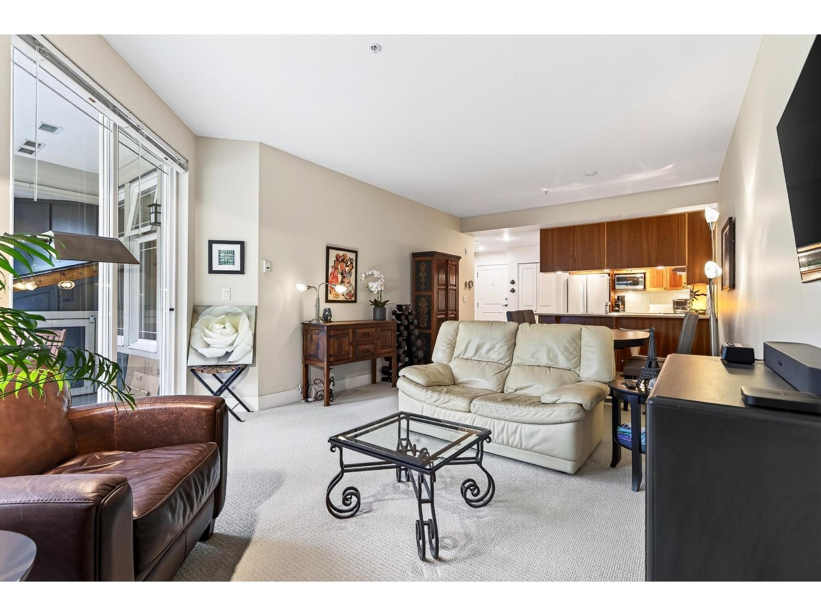 215 15392 16a Avenue Property Photo 11