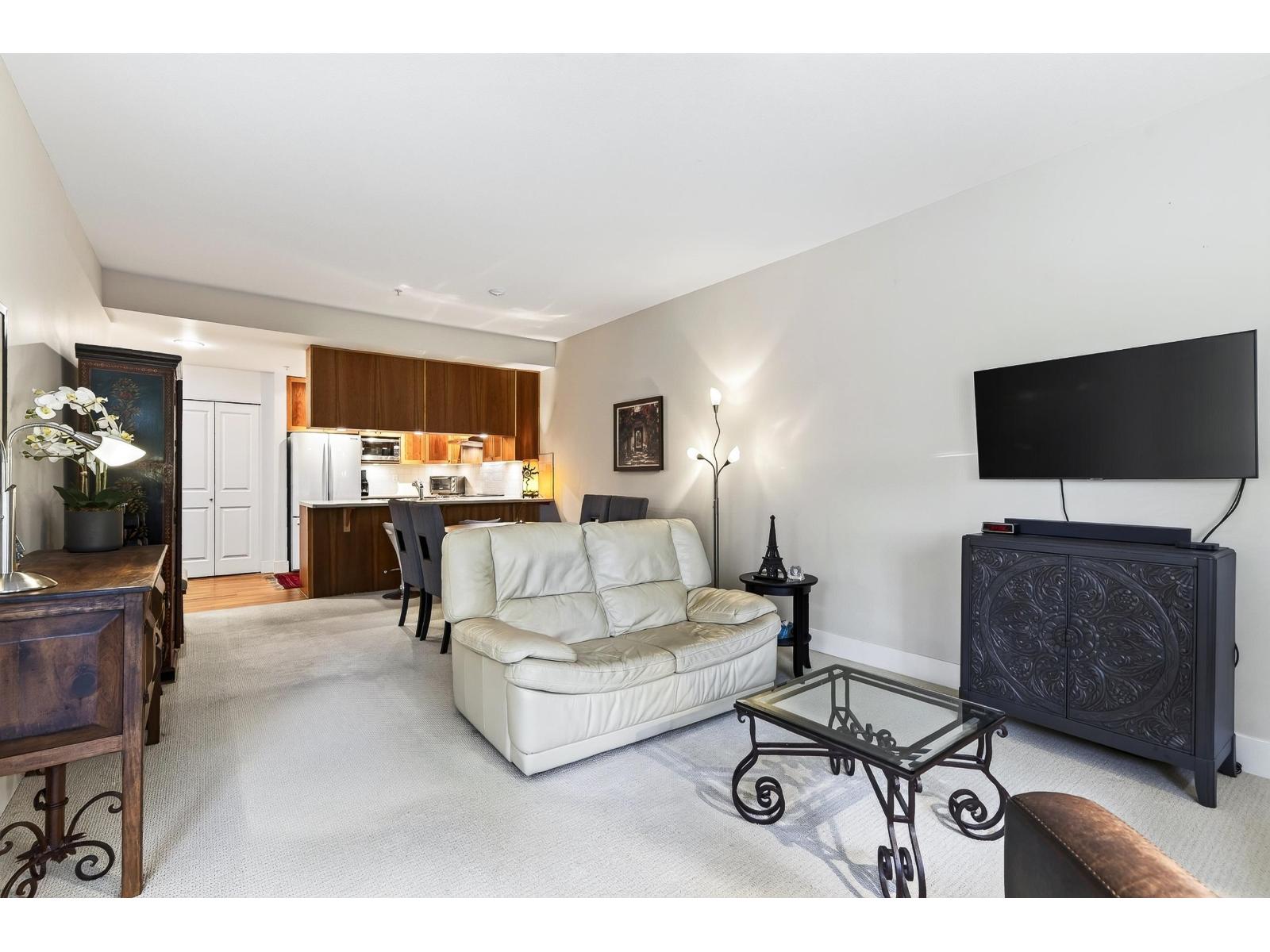 215 15392 16a Avenue Property Photo 12