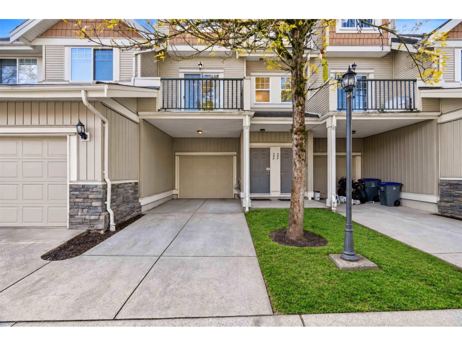 22 8717 159 Street Property Photo 3